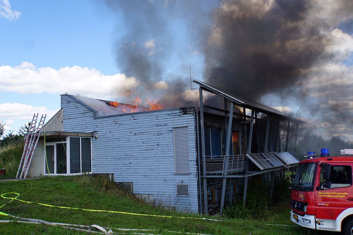 Trotz eines raschen Einsatzes konnten Feuerwehrkräfte nicht verhindern, dass das Gebäude völlig zerstört wurde.