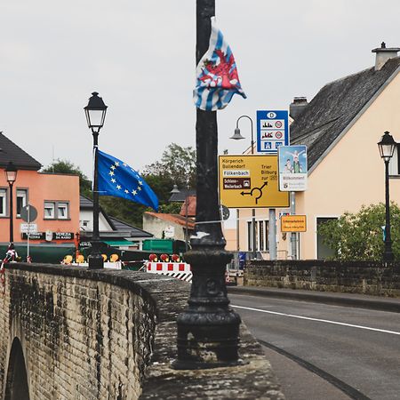 Uma bandeira da UE e outra do Luxemburgos, penduradas no tabuleiro da ponte durante o protesto.