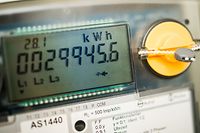 ARCHIV - 14.01.2016, Brandenburg, Frankfurt (Oder): Ein Stromzähler in einem privaten Haushalt. (zu dpa «Grundversorger bekommen Pleitewelle von Energieunternehmen zu spüren») Foto: Patrick Pleul/dpa-Zentralbild/dpa +++ dpa-Bildfunk +++