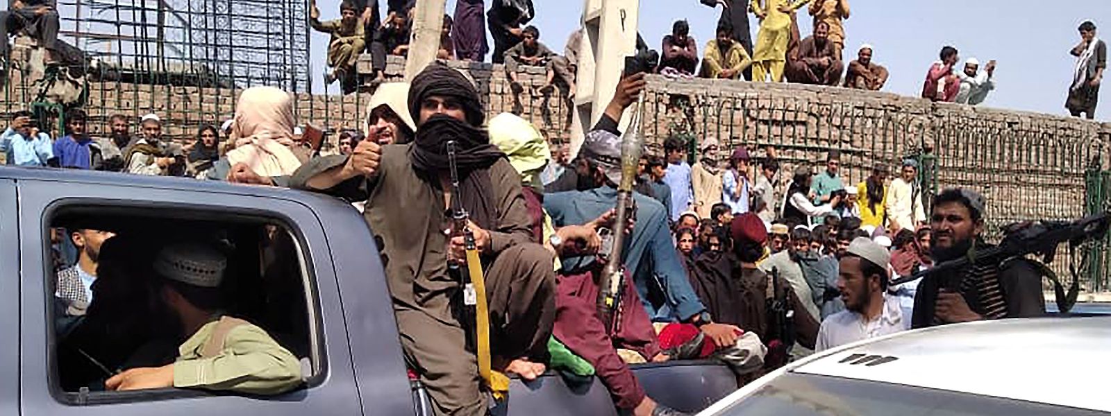 Kämpfer der Taliban rücken jubelnd in Kabul ein.