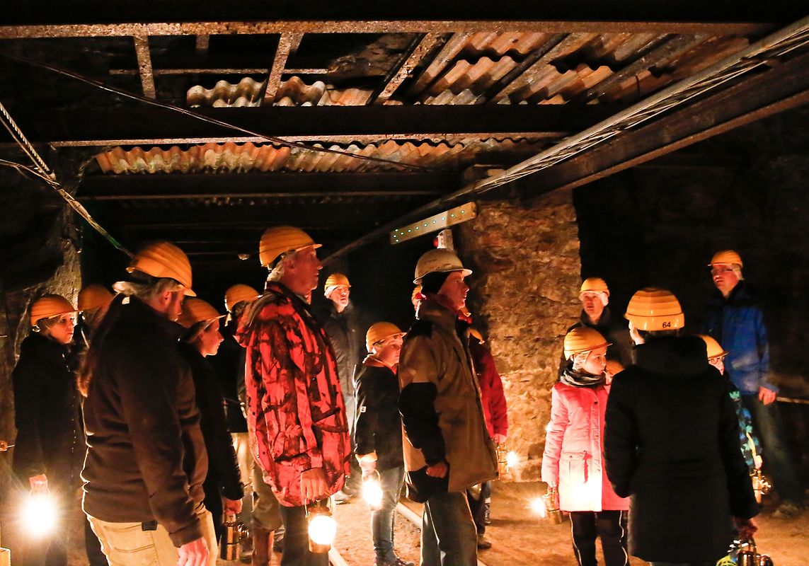 Die Karbidlampen der Besucher waren die einzige Lichtquelle in den dunklen Gängen der Grube. 