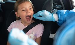 Lokales, Politik,  Corona Virus Covid-19, Large Scale  Testing, Corona Test, Teststation Hollerich, ( erlaubnis der Mutter vor Ort zur Veröffentlichung des Bildes zur Illustration des Large Scale Testing )Foto: Guy Wolff/Luxemburger Wort