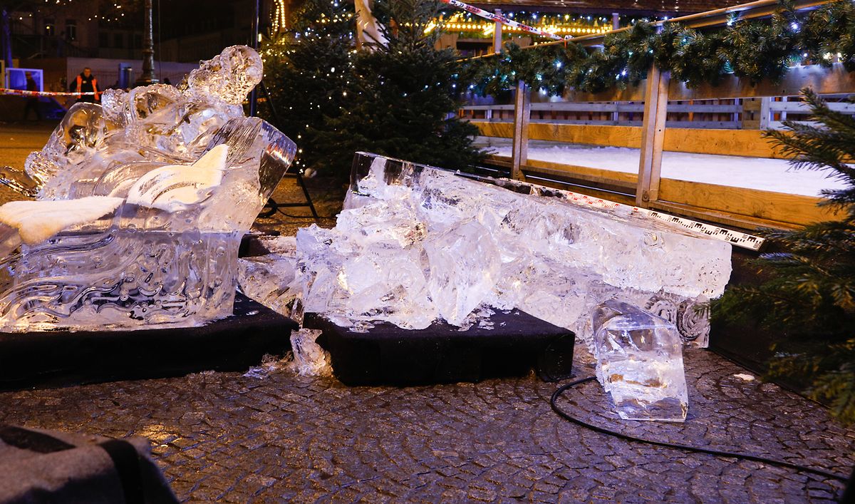 Imagem da estátua de gelo partida, após o incidente