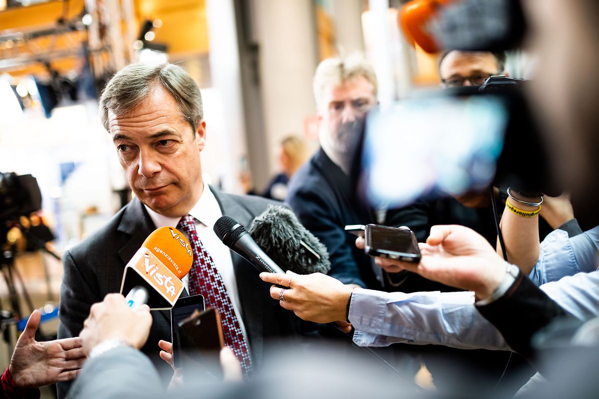 Nigel Farage, Vorsitzender der britischen Brexit-Partei, spricht im Gebäude des Europäischen Parlaments mit der Presse.