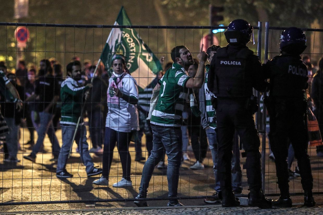 Festejos e confrontos entre adeptos e polícia na noite em que o Sporting voltou a conquistar o campeonato nacional, 19 depois.