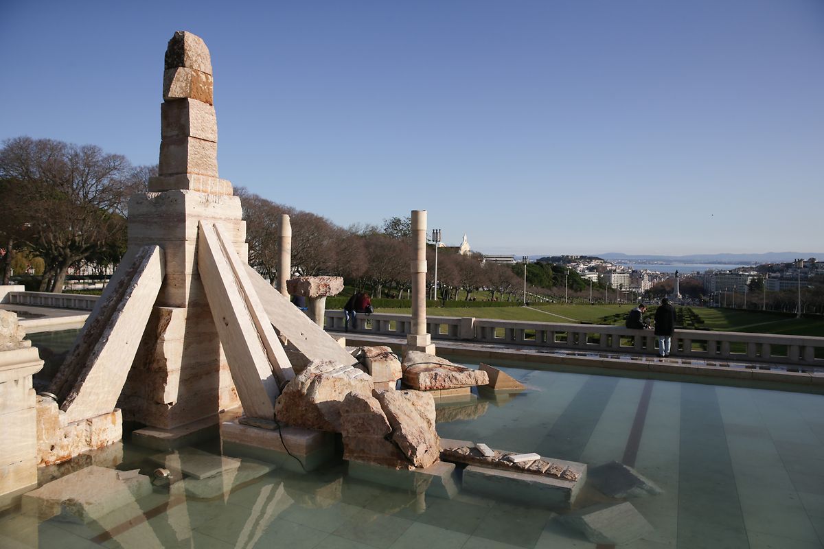 Monumento de João Cutileiro comemorativo dos 25 anos da Revolução de Abril situado no cimo do Parque Eduardo VII, em Lisboa. Foi batizado de "pirilau" da cidade.