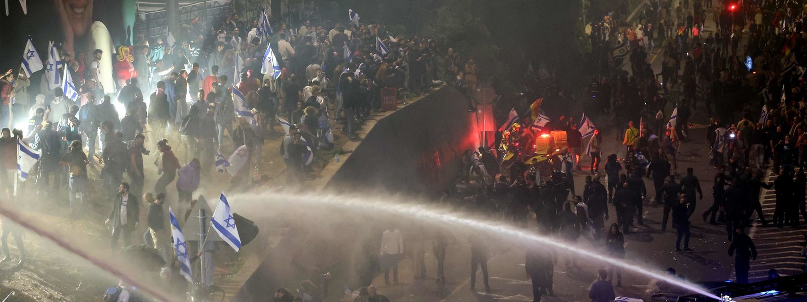 Am frühen Montagmorgen kam es in Tel Aviv zum Zusammenstoß zwischen Protestierenden und Sicherheitskräften.