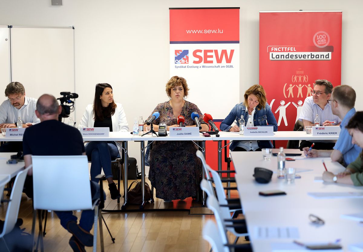 Joëlle Damé (no centro da foto), presidente do SEW, com Michel Reuter, Vera Dockendorf, Isabelle Bichler et Frédéric Krier (da esquerda para a direita) do sindicato dos professores da central sindical OGBL. (Foto: Chris Karaba)