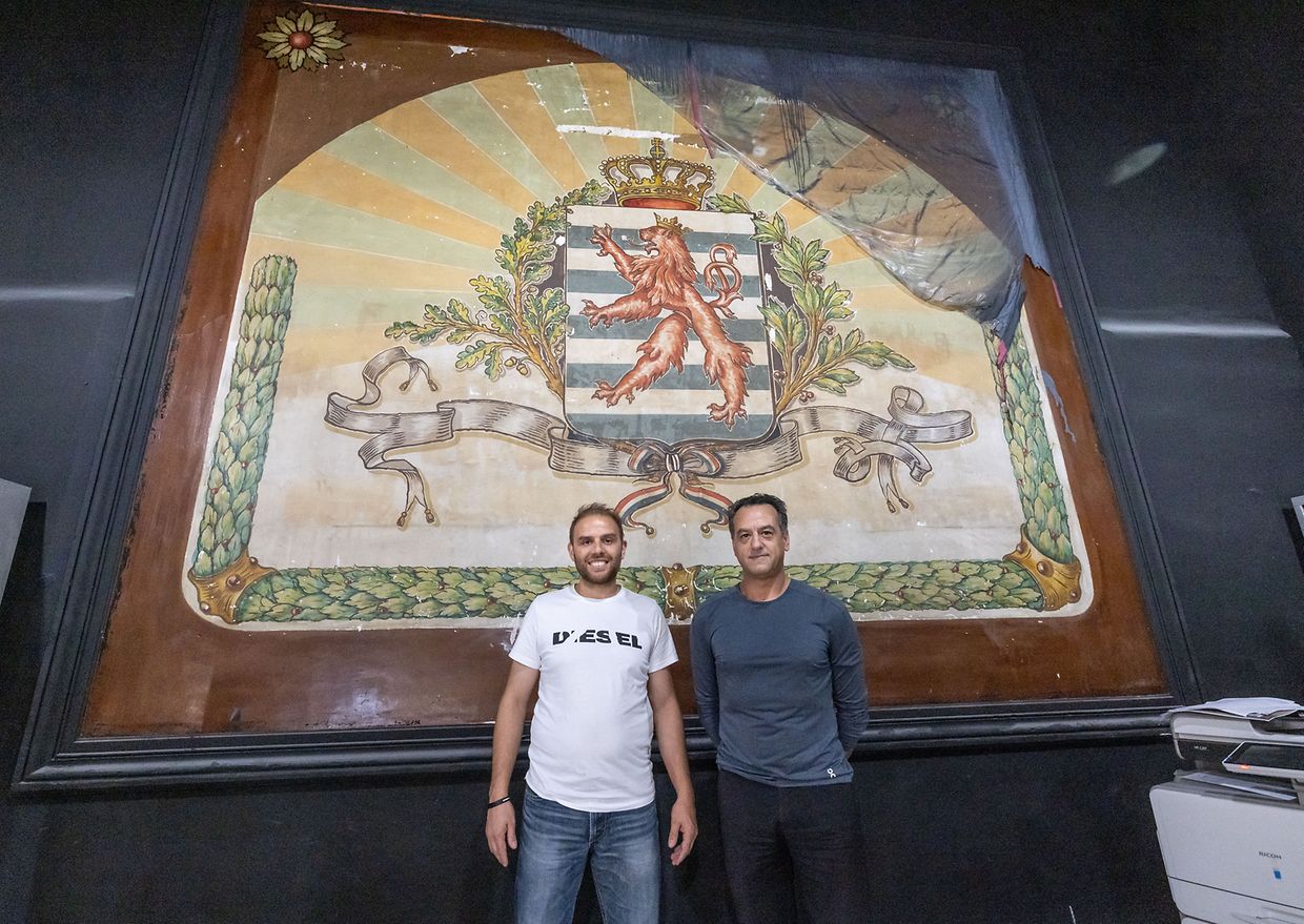 Fernando Abreu (à gauche) et Jorge Guimaraês ont découvert cette peinture murale lors de travaux de rénovation dans leur magasin de plomberie de l'avenue de la Liberté, à l'été 2021.
