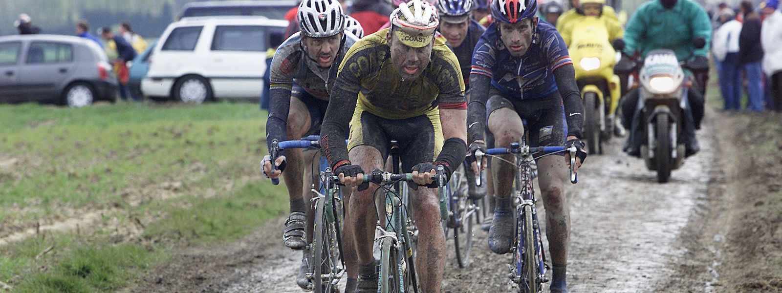 Vor 19 Jahren: Lars Michaelsen führt die Spitzengruppe über die schmutzigen Pavés. An seinem Hinterrad lauern Johan Museeuw (l.) und George Hincapie.