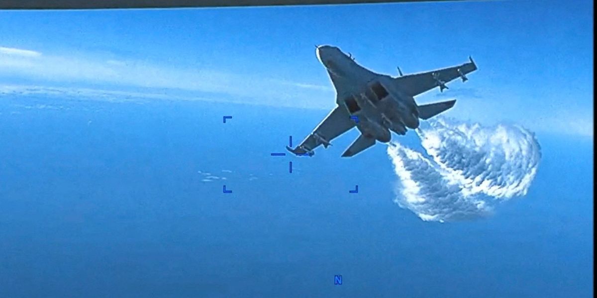 Ein russischer Su-27-Kampfjet lässt Treibstoff ab, während er über ein unbemanntes MQ-9-Flugzeug der US-Luftwaffe über dem Schwarzen Meer fliegt.