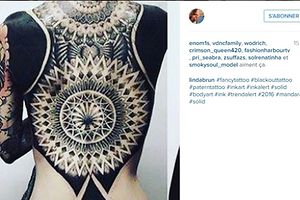 Le blackout tattoo consiste à recouvrir entièrement une partie de son corps d'encre noire.
