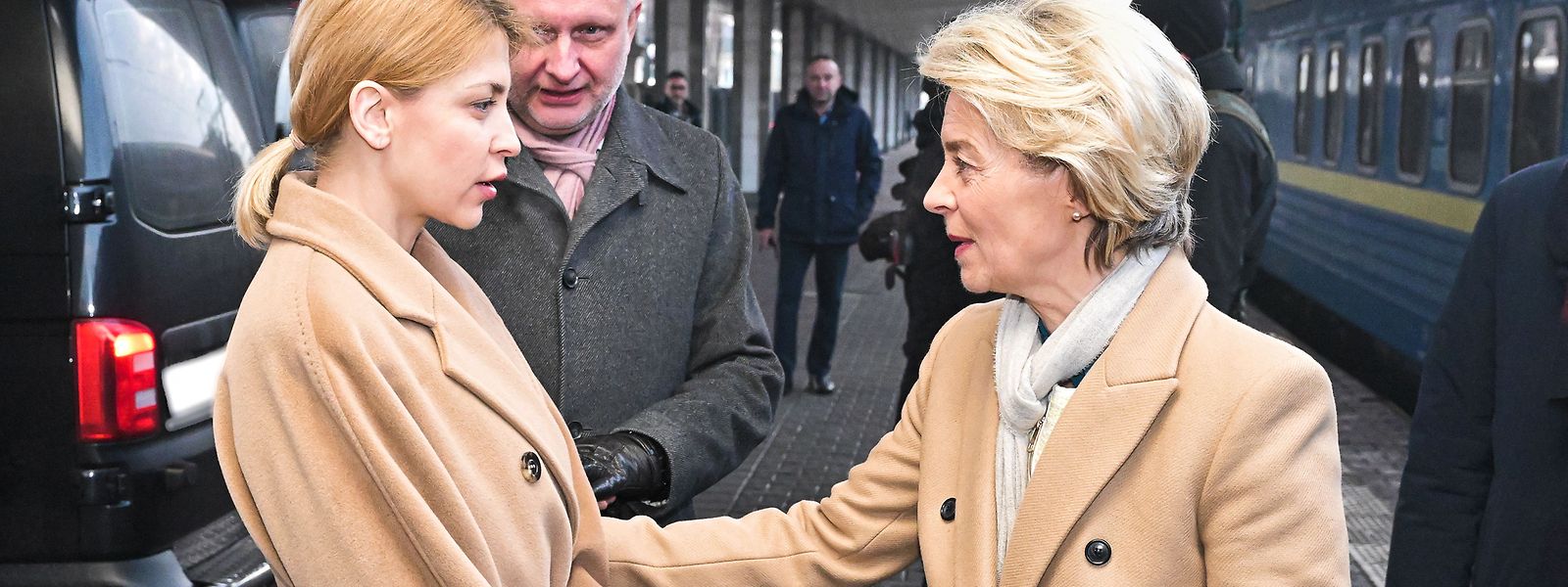 Olha Stefanischyna (esquerda), Vice-Primeira-Ministra e Ministra para a Integração Europeia da Ucrânia, dá as boas-vindas a Matti Maasikas, Chefe da Delegação da União Europeia na Ucrânia, e Ursula von der Leyen, Presidente da Comissão da UE. 