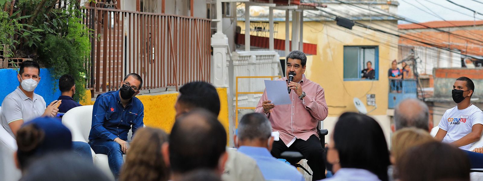 Nicolás Maduro num programa de televisão transmitido a partir de um bairro de Caracas, capital venezuelana, a 1 de junho de 2022. 