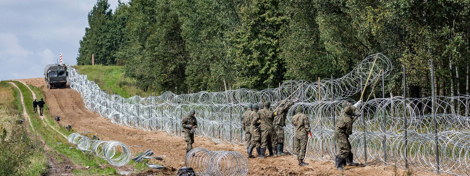 Seit Anfang September steht der Stacheldrahtzaun entlang der polnisch-belarussischen Grenze.