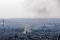 This picture taken on October 18, 2019 from the Turkish side of the border in Ceylanpinar shows smoke rising from the Syrian town of Ras al-Ain on the first week of Turkey's military operation against Kurdish forces. - Sporadic clashes between Turkish forces and Kurdish groups were ongoing in a battleground Syrian border town on October 18, a monitor said, despite Ankara's announcement of a five-day truce. (Photo by Ozan KOSE / AFP)