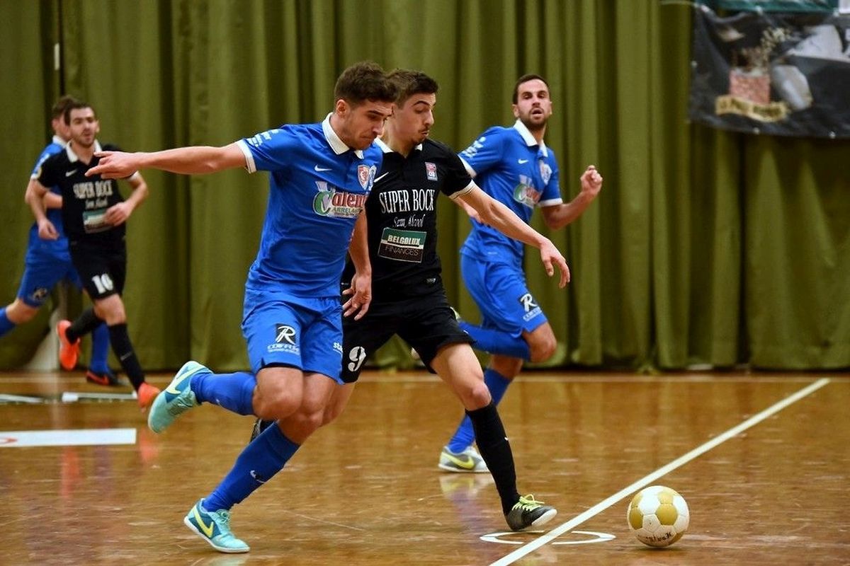 Fabio Ferreira (FC Differdange 03, en noir) tente de gêner la percée de Michael Monteiro da Silva (SC Bettembourg)