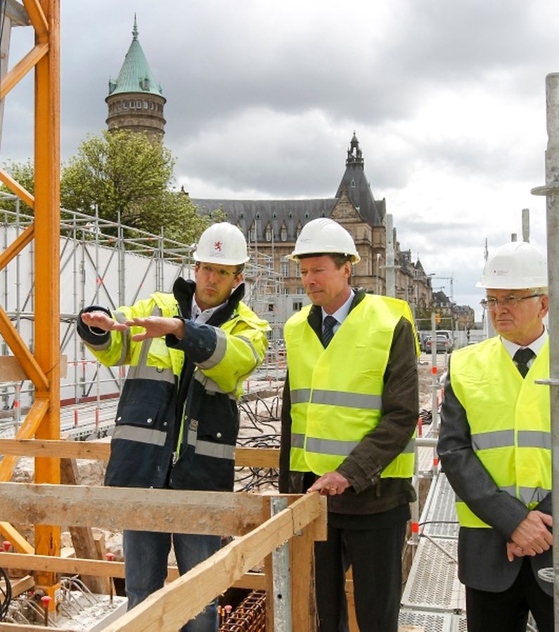 Großherzog Henri besichtigt die Sanierung des Pont Adolphe. 