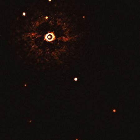 A estrela TYC 8998-760-1 representa o ponto maior brilhante em cima. Os dois pontos pequenos brilhantes abaixo, na diagonal à direita, representam os exoplanetas TYC 8998-760-1 b e TYC 8998-760-1c .