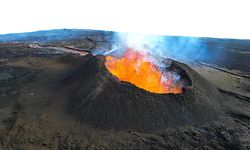 TOPSHOT - In this handout photo from the US Geological Survey taken on December 4 and obtained on December 6, 2022, an aerial view shows fissure 3 erupting on the Northeast Rift Zone of Mauna Loa, at an elevation of approximately 11,500 feet (3,510 m) above sea level, at the Mauna Loa Volcano near Hilo, Hawaii. - The world's largest active volcano burst into life for the first time in 40 years, spewing lava and hot ash since November 28, 2022, in a spectacular display of nature's fury by Mauna Loa in Hawaii. Rivers of molten rock could be seen high up on the volcano, venting huge clouds of steam and smoke at the summit on Big Island, and sparking warnings the situation could change rapidly. (Photo by USGS / US Geological Survey / AFP)