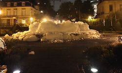 Schaum im Springbrunnen im Amélie-Stadtpark in der Hauptstadt.