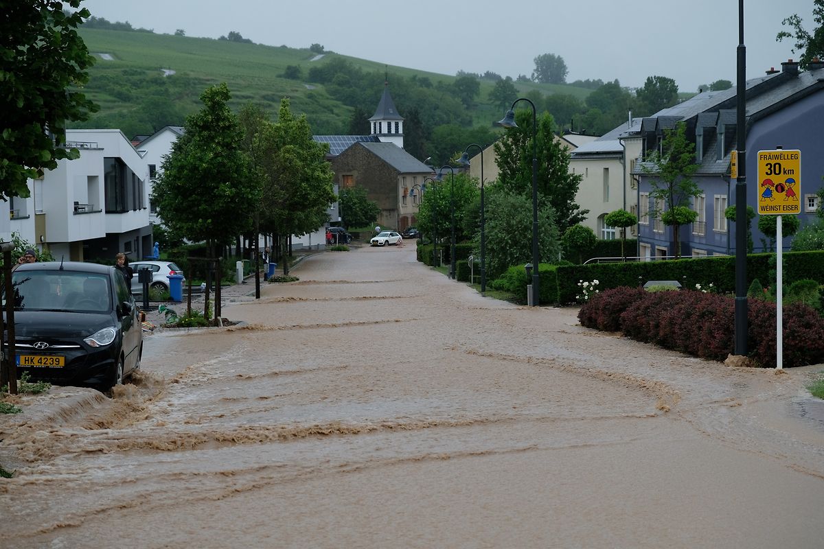 Auch in Greiveldingen musste eine Person gerettet werden, nachdem sie von Wassermassen mitgerissen worden war.