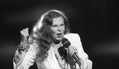 ARCHIV - 01.03.2012, Österreich, Wiener Neustadt: Die italienische Sängerin Milva tritt in der Messehalle bei der Generalprobe der ARD-Sendung "Musikantenstadl" auf. Die italienische Schlager- und Chansonsängerin Milva ist tot. Das bestätigte ihre Tochter der italienischen Nachrichtenagentur Ansa am Samstag Foto: Bodo Schackow/dpa +++ dpa-Bildfunk +++