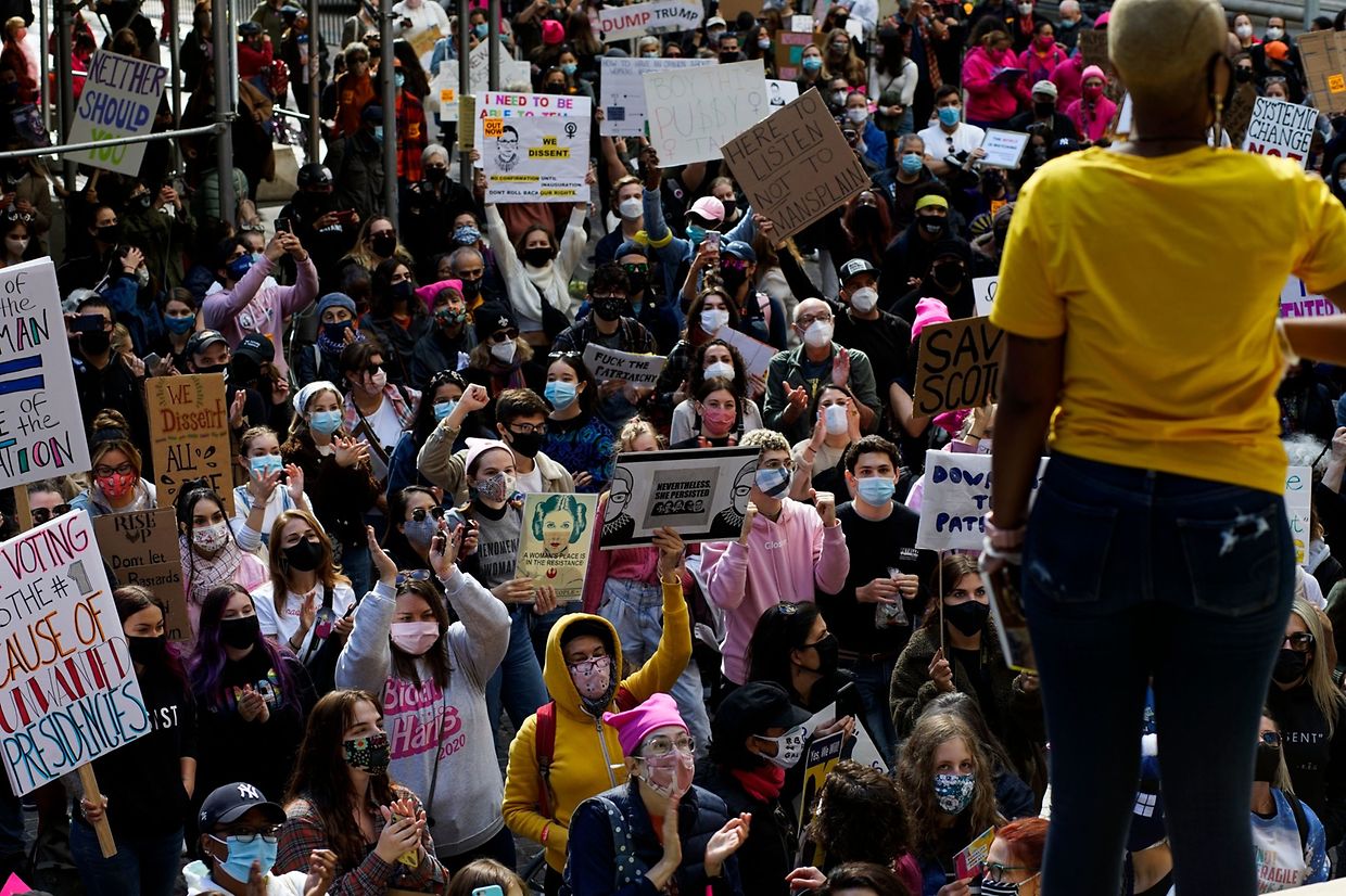 Manifestantes na Marcha das Mulheres de 17 de outubro de 2020 contra a nomeação de Amy Coney Barrett's para o Supremo Tribunal. 