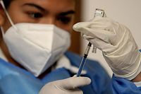 A nurse prepares a syringe with a dose of the Pfizer-BioNTech COVID-19 vaccine at a vaccination center in Tlaquepaque, Mexico, on March 8, 2021. (Photo by ULISES RUIZ / AFP)