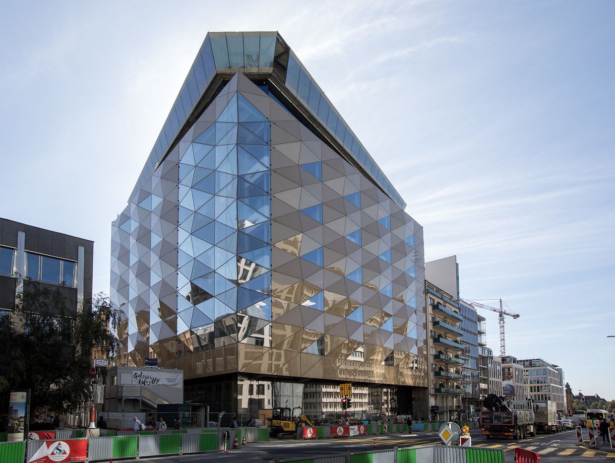 La façade dorée du Royal-Hamilius se laisse admirer dès les premiers rayons du jour jusqu'au coucher du soleil.