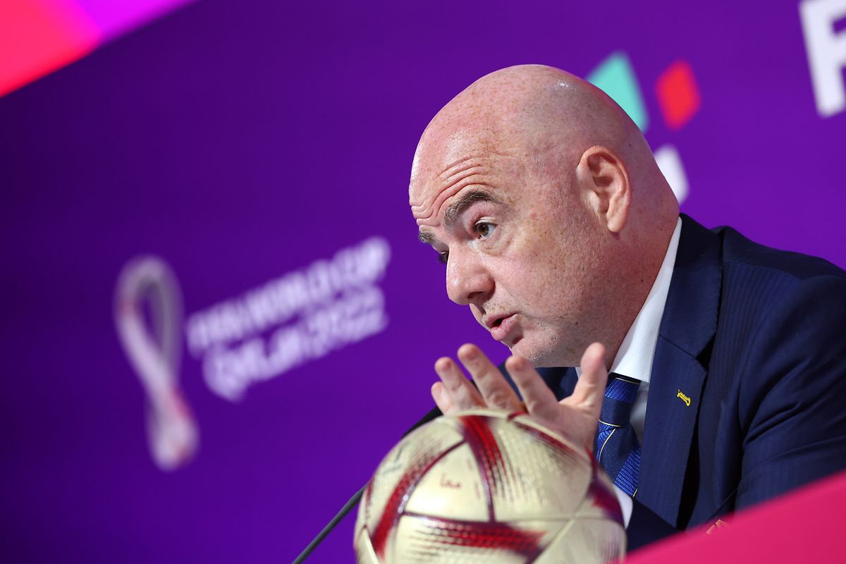 Der FIFA-Präsident hofft durch immer mehr Teilnehmer bei Turnieren auf die Stimmen der kleinen Verbände.