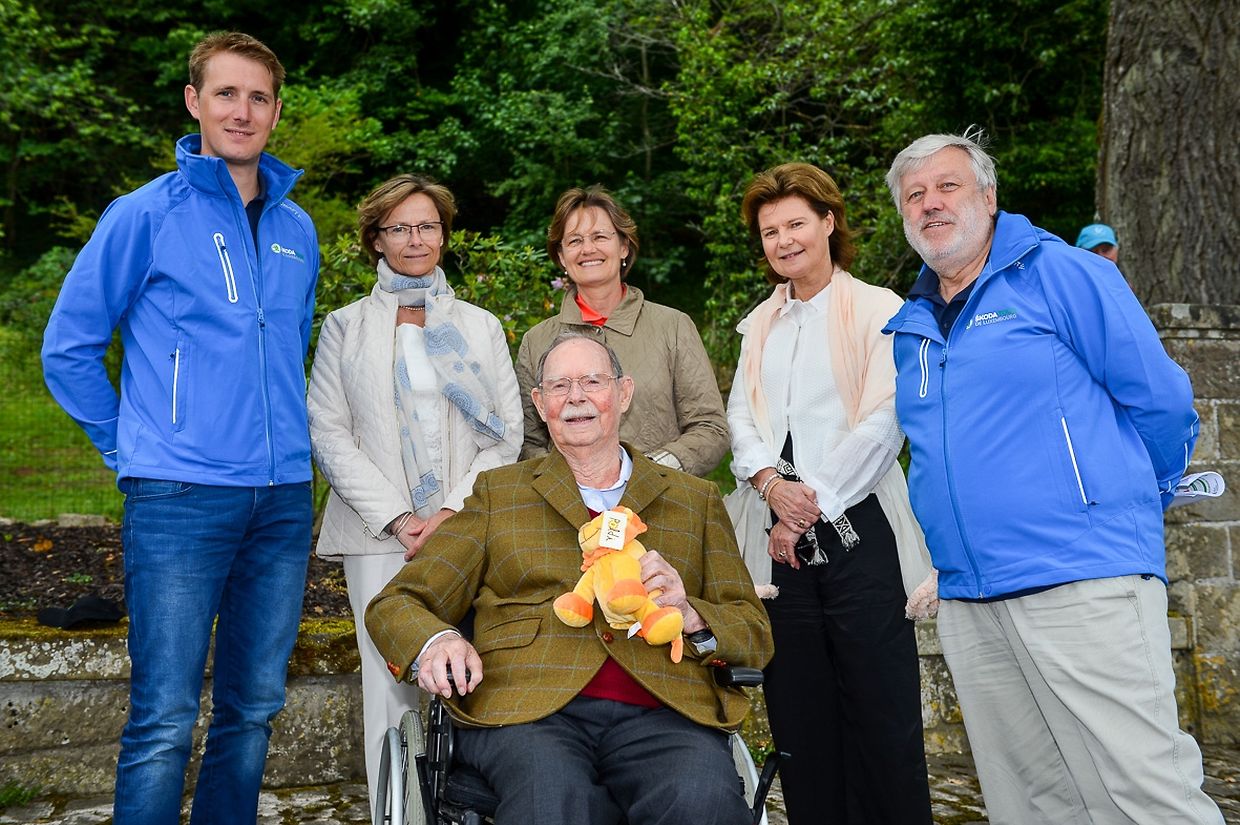 Großherzog Jean sah sich das Rennen an zusammen mit Andy Schleck, Veronica de Pottere, Silvia Munro die Töchter von Prinzessin Marie-Gabriele von Luxemburg, Prinzessin Margaretha von Liechtenstein und Ed Buchette.
