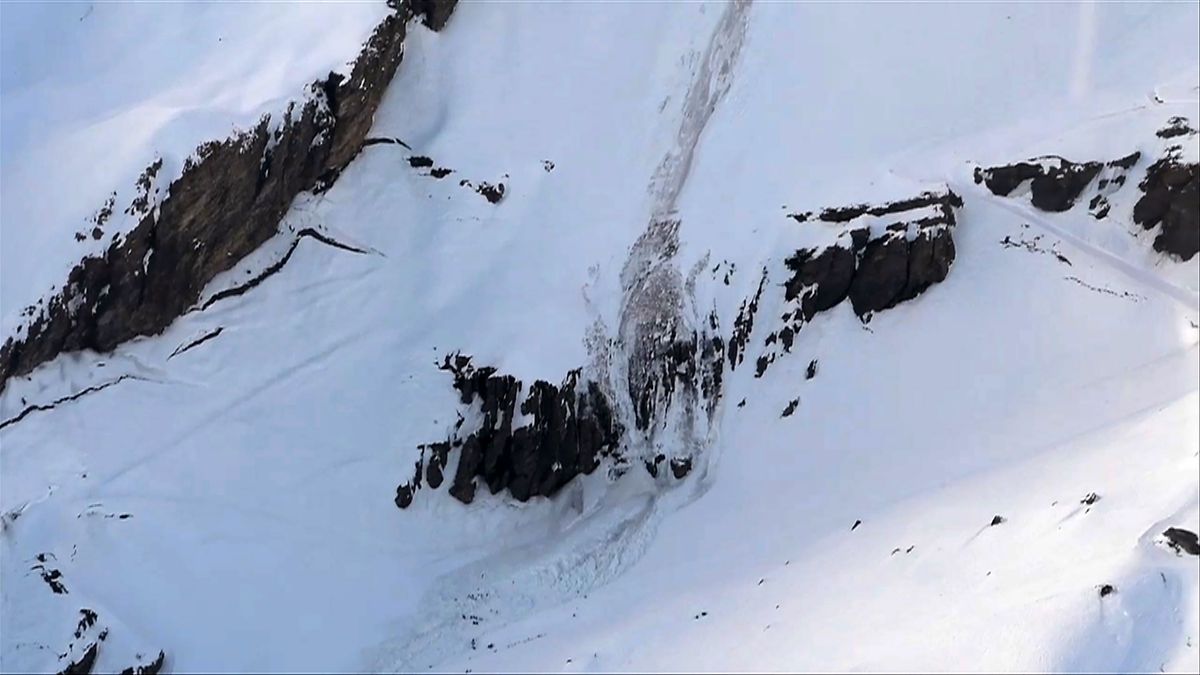 Eine Lawine hat die Skipiste Kandahar im Skigebiet von Crans-Montana verschüttet.
