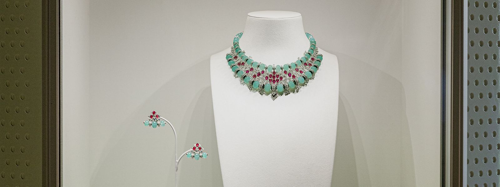 „Rituel“, ein Collier mit passendem Ohrschmuck – eine der neuen Haute-Joaillerie-Kreationen aus Perlen, Diamanten und Rubinen.