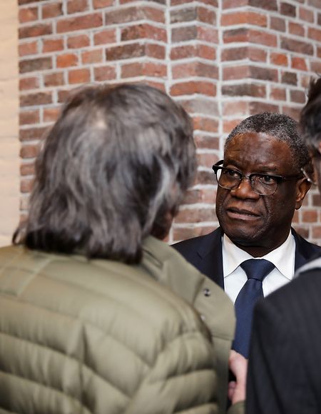 Denis Mukwege (à d.) en entretien avec notre journaliste Gaston Carré.