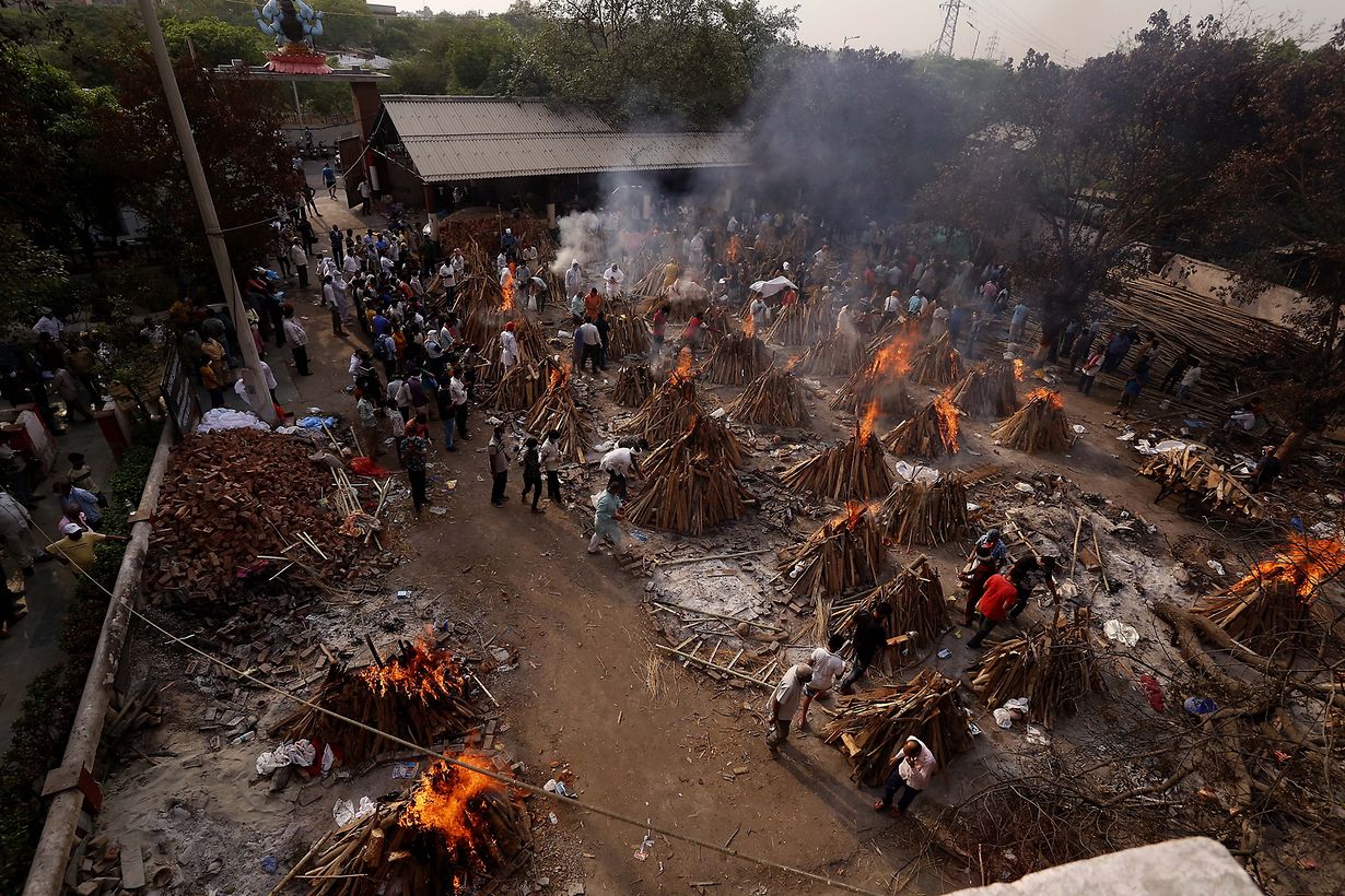 Second Wave of Covid-19 in India
Ghazipur cremation ground where hundreds of funerals are taking place and the cremation site is still not able to meet the cremation demands.

Auf dem Einäscherungsplatz in Ghazipur finden hunderte Beerdigungen statt. Der Platz kann allerdings die Anforderungen an die Einäscherung nicht erfüllen.