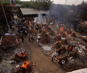 Second Wave of Covid-19 in India
Ghazipur cremation ground where hundreds of funerals are taking place and the cremation site is still not able to meet the cremation demands.

Auf dem Einäscherungsplatz in Ghazipur finden hunderte Beerdigungen statt. Der Platz kann allerdings die Anforderungen an die Einäscherung nicht erfüllen.