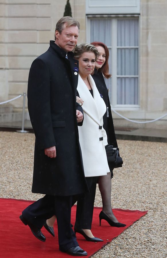 Henri, Grand Duke of Luxembourg (L) and his wife Maria Teresa, Grand Duchess of Luxembourg leave the Elysee Palace in Paris on November 11, 2018 for the Arc de Triomphe prior to the start of commemorations marking the 100th anniversary of the 11 November 1918 armistice, ending World War I. (Photo by JACQUES DEMARTHON / AFP)