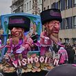 Der "Stürmer" hätte es - bis auf die rosa Jackets - vor 80 Jahren nicht besser hinbekommen: Der Karnevalswagen von "De Vismooil'n" in Aalst. 