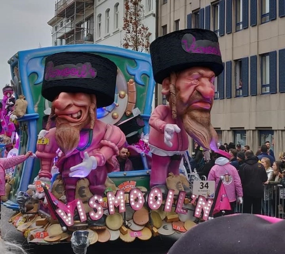Der "Stürmer" hätte es - bis auf die rosa Jackets - vor 80 Jahren nicht besser hinbekommen: Der Karnevalswagen von "De Vismooil'n" in Aalst. 