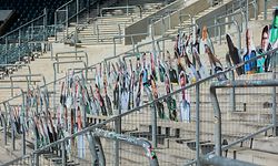 ARCHIV - 09.04.2020, Nordrhein-Westfalen, Mönchengladbach: Die ersten «Pappkameraden» - Fans von Borussia Mönchengladbach - werden im Borussia Park von Fußball-Bundesligist Borussia Mönchengladbach auf der Nordkurve angebracht. Während die Deutsche Fußball Liga das Szenario Geisterspiele für die 1. und 2. Bundesliga weiter vorbereitet, sind die Fans in dieser Frage gespalten. Der Zusammenschluss «Fanszenen Deutschland» hat sich vehement gegen eine Fortführung der Saison ohne Zuschauer in der aktuellen Situation ausgesprochen. «Der Profifußball ist längst krank genug und gehört weiterhin in Quarantäne», heißt es in einer über die Ultra-Gruppen der Vereine verbreiteten Erklärung. Foto: Rolf Vennenbernd/dpa +++ dpa-Bildfunk +++