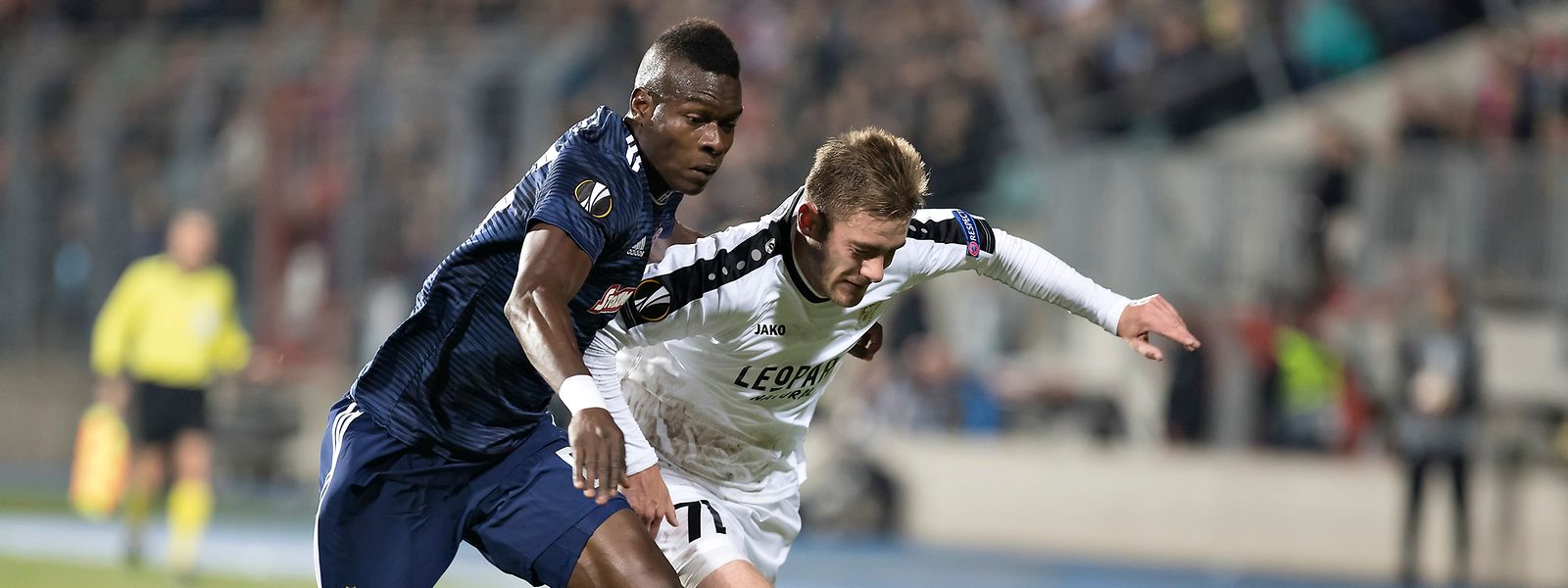 David Turpel (r.) und der F91 haben viel gearbeitet, mussten aber die Überlegenheit von Oympiakos um Pape Cissé (l.) anerkennen.