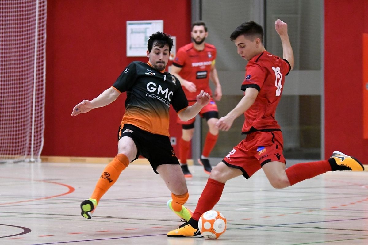 Le bel équilibre au shoot de Ruben Oliveira (en rouge, FCD03), face à Joël dos Santos (Amicale Clervaux)