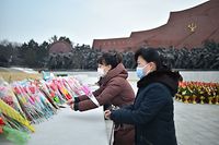 Habitantes depositam flores nas estátuas dos ex-líderes Kim Il Sung Kim Jong Il por ocasião do Ano Novo Lunar em Pyongyang, a 22 de janeiro.