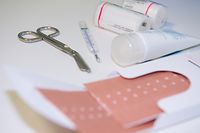 ARCHIV - Zum Themendienst-Bericht von Teresa Nauber vom 31. Januar 2018: Neben Medikamenten gehört in die Hausapotheke auch eine Schere, Pflaster und Verbandmaterial. (Archivbild vom 23.01.2018/Nur zur redaktionellen Verwendung durch Themendienst-Bezieher.) Foto: Robert Günther/dpa-tmn - Honorarfrei nur für Bezieher des dpa-Themendienstes +++ dpa-Themendienst +++