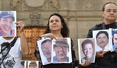Medienvertreter halten Bilder von Kollegen hoch, die entweder verschwunden sind oder ermordet wurden.