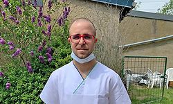 Der angehende Krankenpfleger Ruben Pontes kümmert sich seit vier Wochen im Centre de soins avancés in Belval um die Patienten.