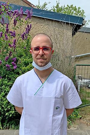 Der angehende Krankenpfleger Ruben Pontes kümmert sich seit vier Wochen im Centre de soins avancés in Belval um die Patienten.