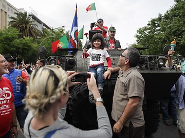 Revolução dos Cravos : O dia em que Abril desfilou na Avenida da Liberdade