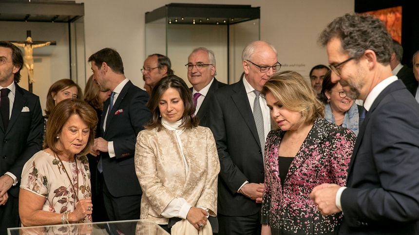 A grã-duquesa Maria Teresa (ao centro) com D. Isabel de Bragança (a segunda, a partir da esquerda) durante a visita à exposição, acompanhados por Michel Polfer, diretor do MNHA, e de Conceição Borges, comissária científica da mostra.